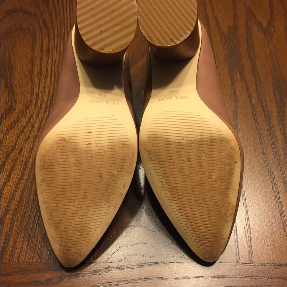 ‼️SOLD‼️Nine West -wood block pumps-3inch heels-taupe - Picture 4 of 8